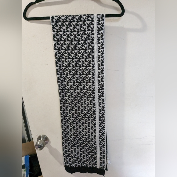 Michael Kors Scarf (used) - Picture 1 of 1